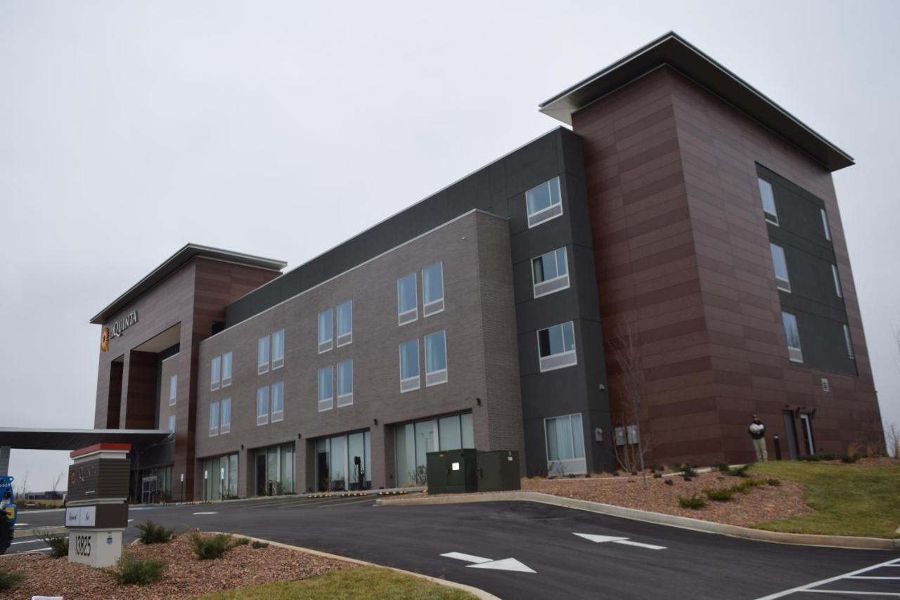 La Quinta Inn & Suites By Wyndham Louisville Ne - Old Henry Rd Exterior photo